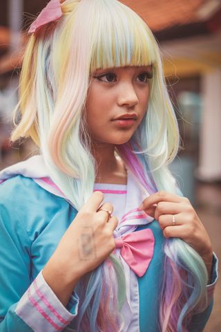 扮演金发动漫角色的女人