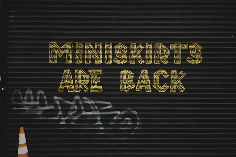 带有迷你裙的灰色背景是后面的文字叠加