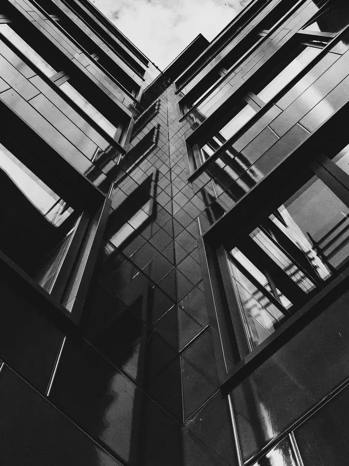 高层建筑低角度灰度照片