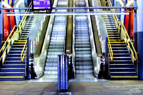 栏杆、扶手、航站楼、火车、运输、车辆、火车站、监视器