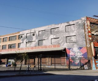 洛杉矶, 美国, 599 牵引大道, 艺术区, windows, 砖墙, 栅栏, 黑色