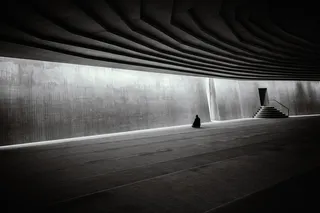 靠近墙壁的人的轮廓