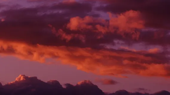 黄金时段多云的天空