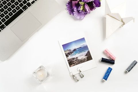 平铺着线和笔记本电脑