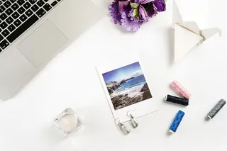 平铺着线和笔记本电脑