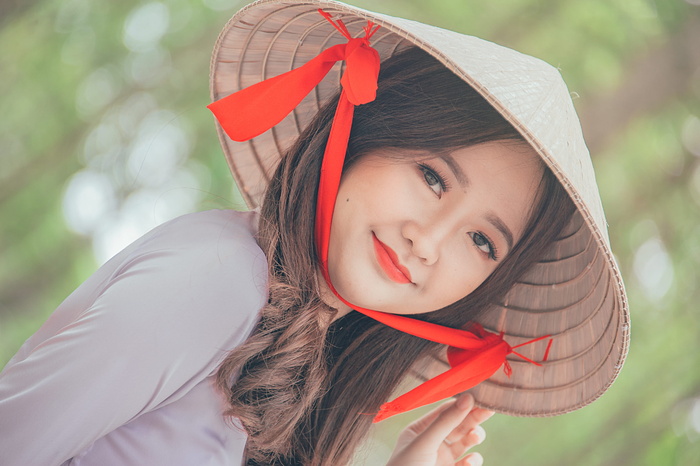 一位戴着圆锥形帽子的妇女的特写照片