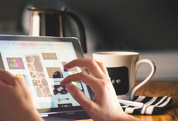 一边享受早茶，一边在移动平板电脑上浏览和购物。