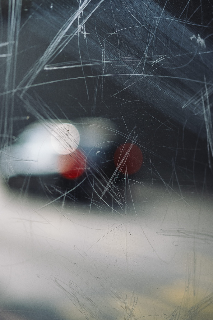 道路上的汽车，玻璃，划痕，灯光，城市，城市，博克，抽象