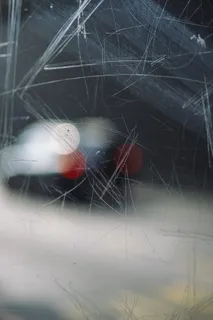 道路上的汽车，玻璃，划痕，灯光，城市，城市，博克，抽象