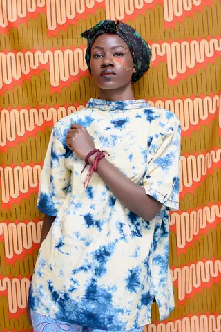 身穿蓝色和米色圆领衬衫连衣裙的女士