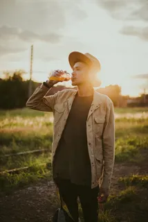 黄金时段男子在外面喝果汁的照片 黄金时段男子在外面喝果汁的照片