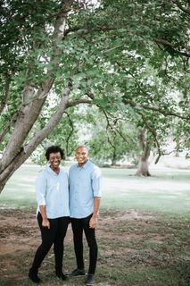 站在树枝下的女人和男人