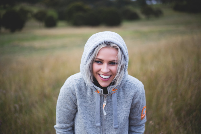 微笑，肖像，看着相机，幸福，服装，情感，正面视图，年轻人