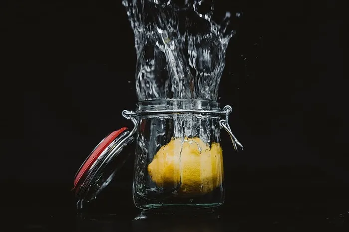 用柠檬和水清洗玻璃罐