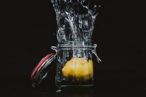 用柠檬和水清洗玻璃罐