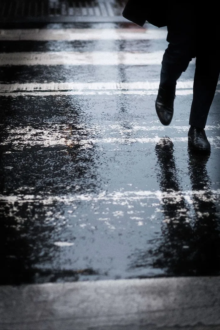 人，走路，下雨，潮湿，道路，街道，水，低处
