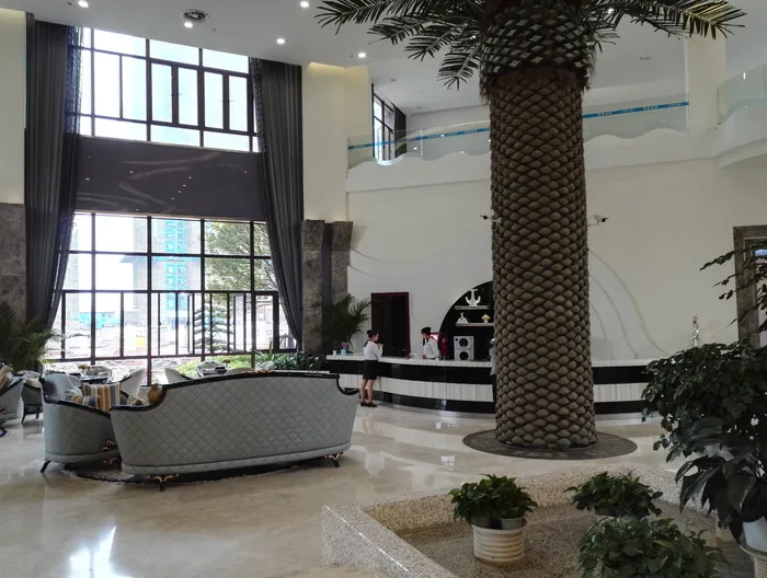 营销中心、娱乐区、假树、窗户、建筑、建筑结构、室内、无人