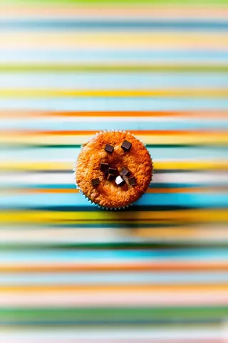 烤杯形蛋糕，上面有巧克力块