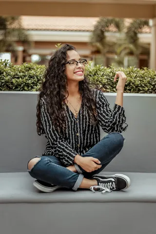 坐在灰色表面上的女人