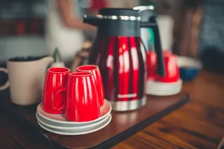红色咖啡壶和红色陶瓷杯
