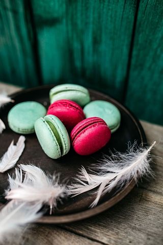 粉色和绿色杏仁饼