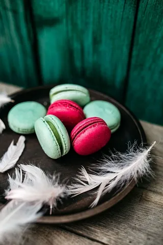 粉色和绿色杏仁饼