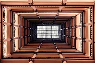 棕色木隧道, 低角度摄影, 建设, 室内, 天窗, 窗口, 抬头, 对称