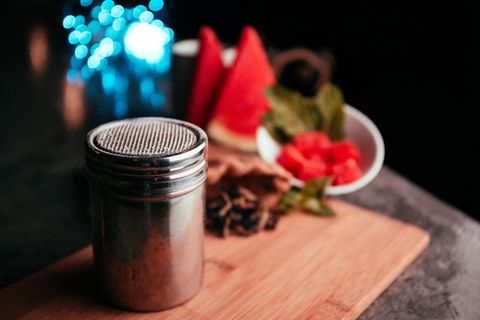 灰色金属容器,灰色,不锈钢,钢罐,棕色,木制,剁碎,板 灰色金属容器,灰色,不锈钢,钢罐,棕色,木制,剁碎,板