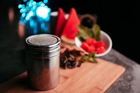 灰色金属容器,灰色,不锈钢,钢罐,棕色,木制,剁碎,板 灰色金属容器,灰色,不锈钢,钢罐,棕色,木制,剁碎,板