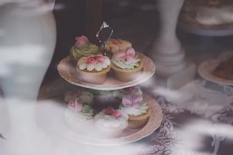 纸杯蛋糕、圆形、棕色、两层、两层机架、木制、桌子、蝴蝶结 纸杯蛋糕、圆形、棕色、两层、两层机架、木制、桌子、蝴蝶结