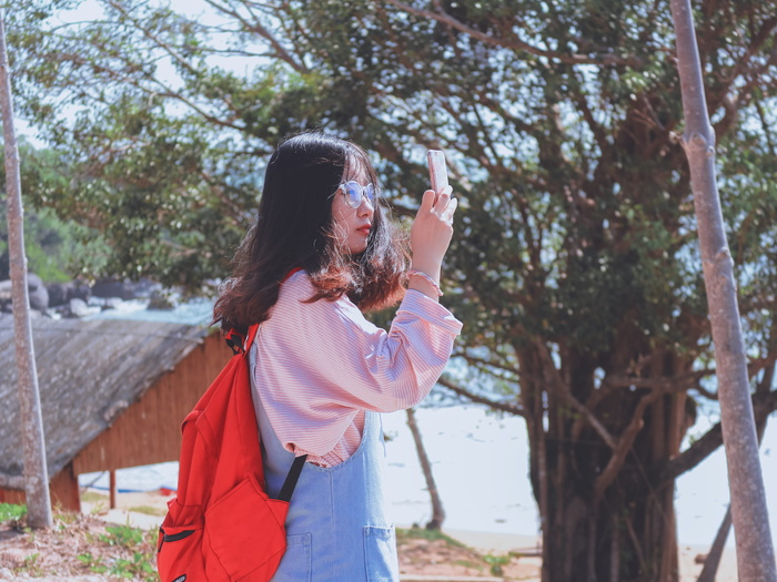 手持手机的女性照片