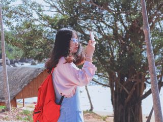 手持手机的女性照片