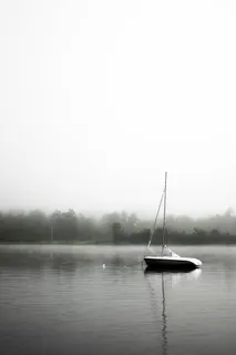 船,身体,水,湖,帆船,雾,黑白,树木 船,身体,水,湖,帆船,雾,黑白,树木