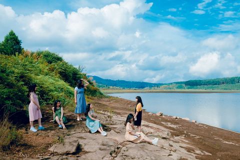 湖边的六个女人