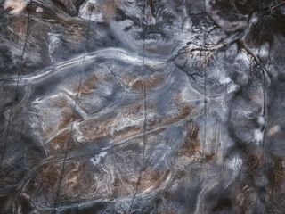 灰色、黑色和棕色抽象绘画