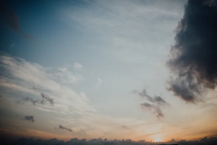 天空和云层的低角度照片