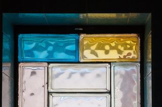 玻璃块，矩形组件，蓝色，黄色，粉红色，坏，旧，七十年代