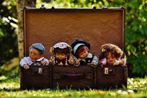 棕色长方形盒子中的4个瓷娃娃