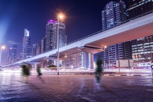 迪拜令人惊叹的夜晚气氛。街上的人在动