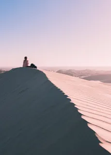 坐在沙漠上的人的三分之一摄影法则 坐在沙漠上的人的三分之一摄影法则