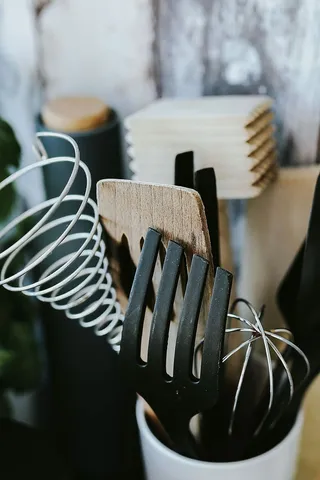 靠墙的厨房用具和罐头