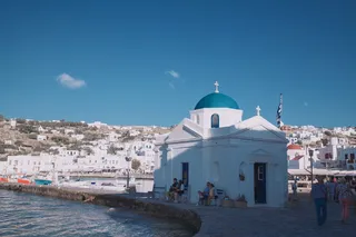 蓝天下的白色教堂