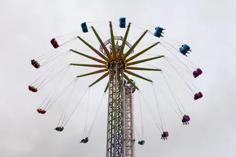 人们乘坐趣味骑行低角度照片 人们乘坐趣味骑行低角度照片