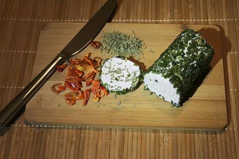 香草,山羊奶酪,奶油奶酪,奶酪制备,食品,食品和饮料,室内,高角度视图 香草,山羊奶酪,奶油奶酪,奶酪制备,食品,食品和饮料,室内,高角度视图