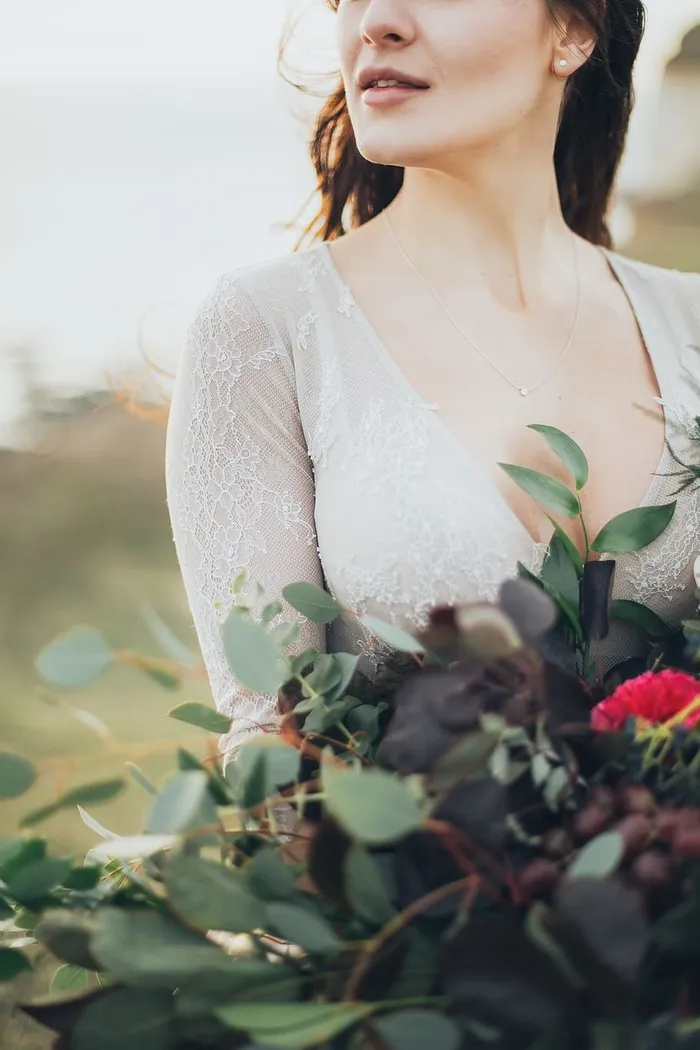拿着植物的女人