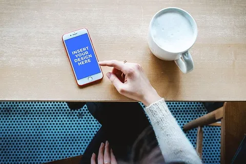 免费模型。桌上放着现代智能手机,一只手是咖啡馆里一位女士的手 免费模型。桌上放着现代智能手机,一只手是咖啡馆里一位女士的手