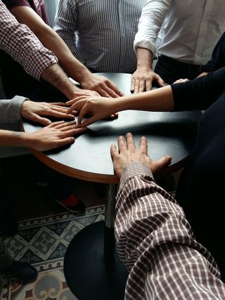 手，连在一起的手，劳动，尊重，人的手，一群人，手，室内