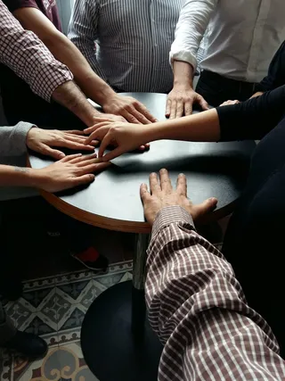 手，连在一起的手，劳动，尊重，人的手，一群人，手，室内