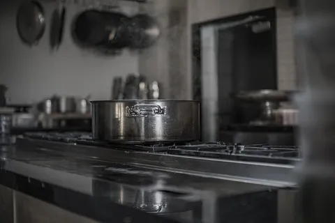 厨房、厨师、蒸汽、室内、电器、炉灶、家用厨房、选择性聚焦