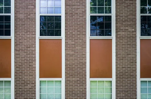 带白色木框架的建筑窗户 带白色木框架的建筑窗户